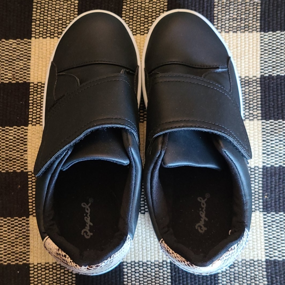 Womans Black Faux leather tennis shoes Sz 6.5